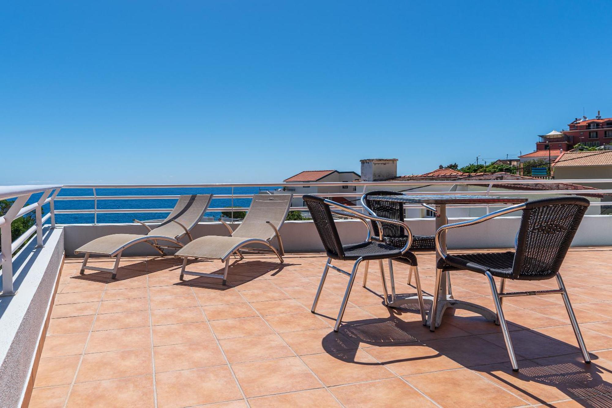 Tarmarplace Jardim do Mar Rom bilde